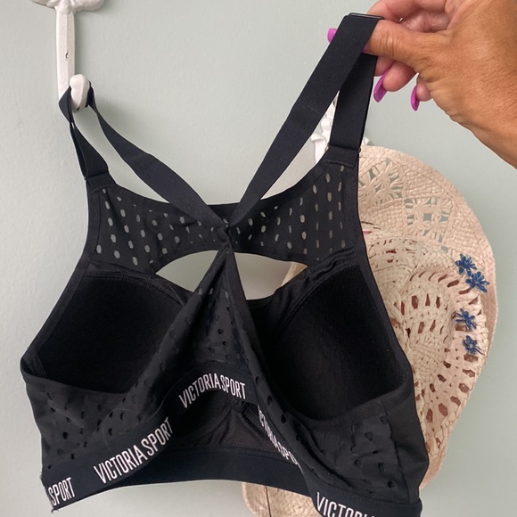🖤Victoria’s Secret sports bra with mesh detailing & three-way strap adjustment - Picture 2 of 9